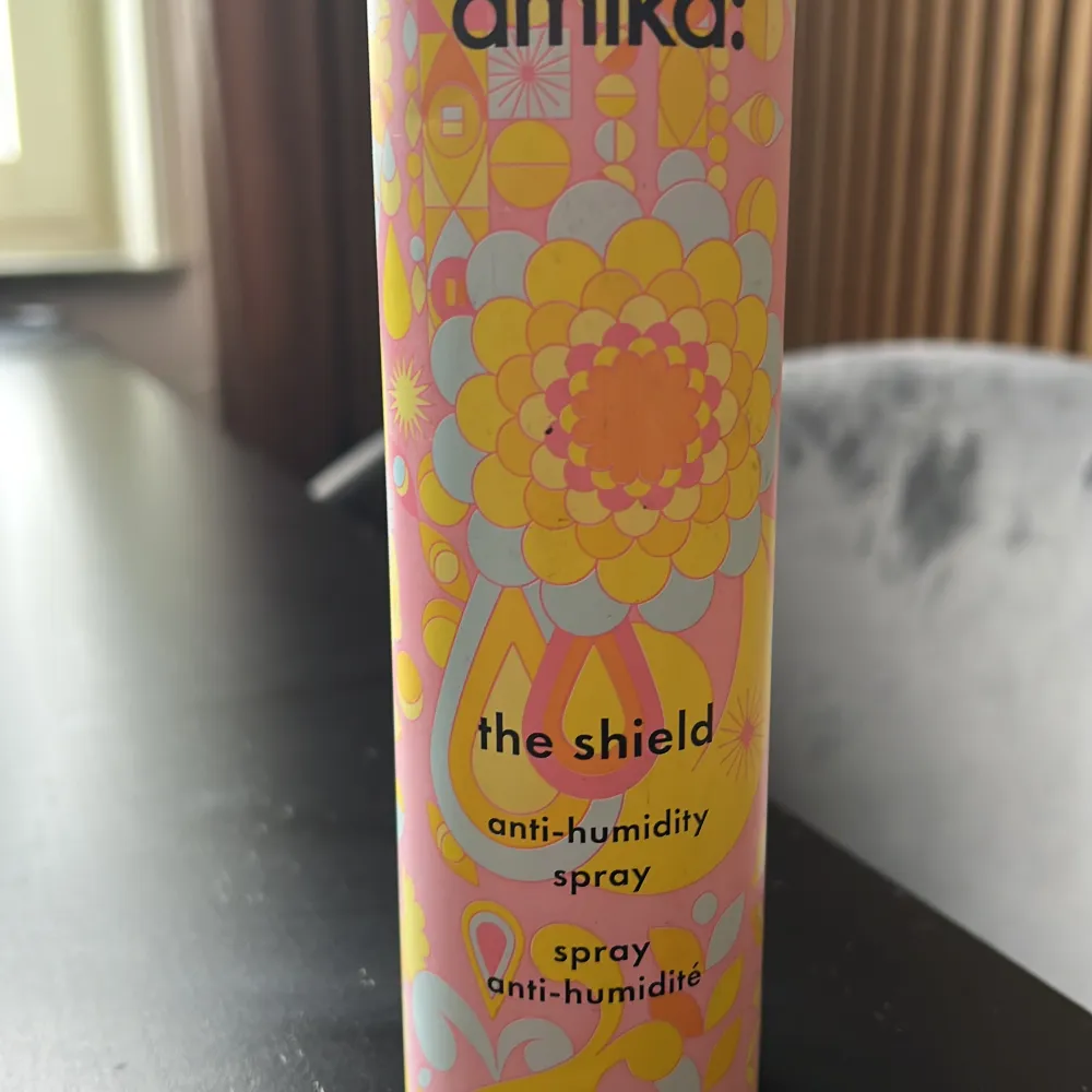 The Shield Anti-Humidity Spray är en värmeaktiverande leave-in spray som skyddar, underhåller och förlänger frisyren. Sprayen ger en osynlig sköld som skyddar håret mot värme upp till 230°C samtidigt som den skyddar mot frizz, luftfuktighet och att färgen. Övrigt.