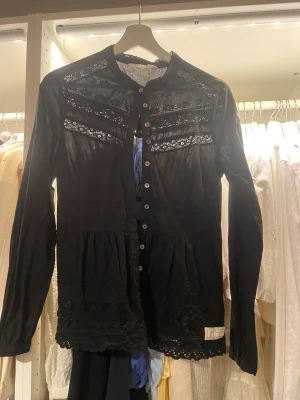 Odd Molly blus - Marinblå oddmolly blus/skjorta med liten volang ibak. Använd 1 gång. Säljer för 200 + frakt