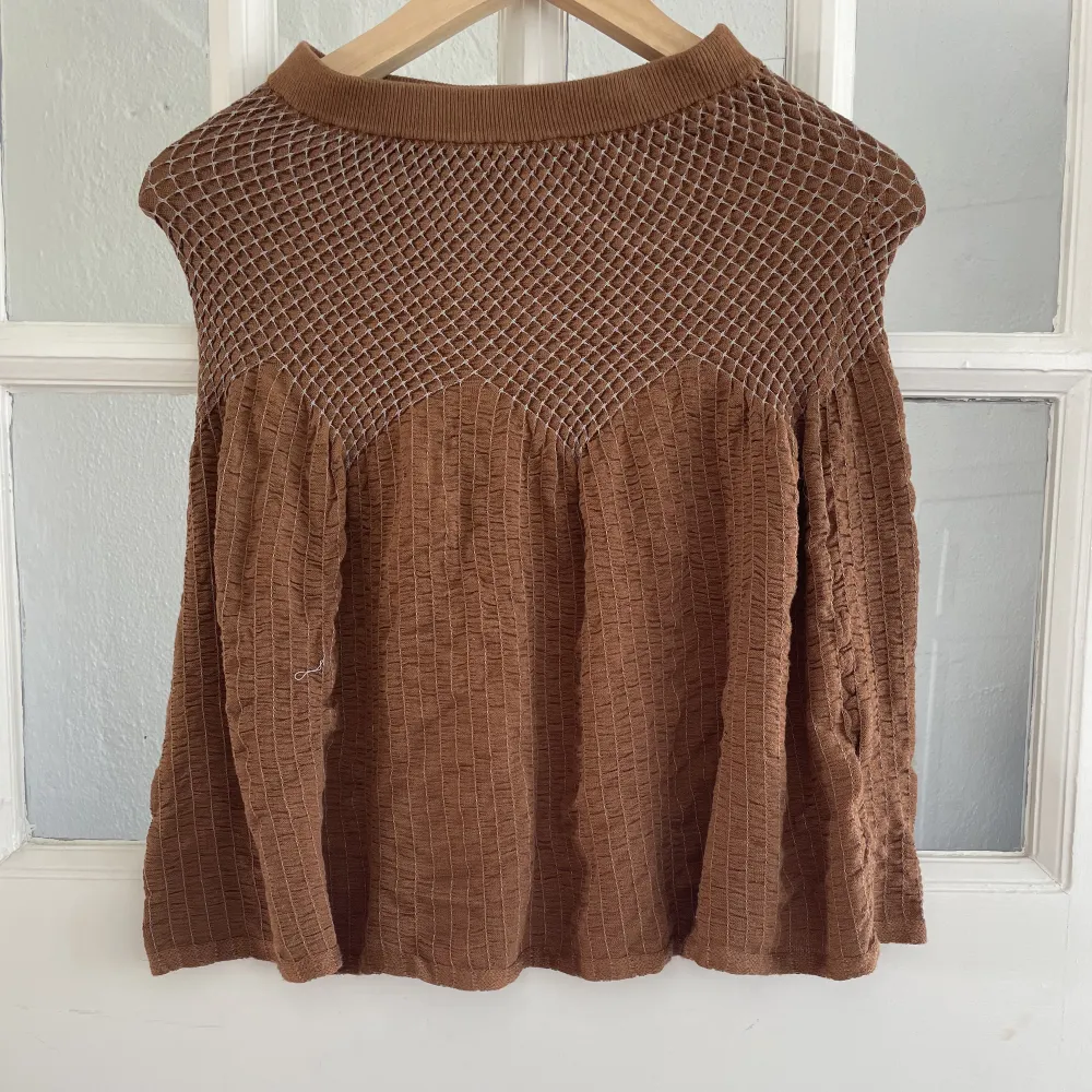 En brun kjol från zara barn men kan också användas som en topp utan band. Använd 1 gång🌼. Toppar.