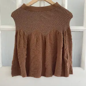 En brun kjol från zara barn men kan också användas som en topp utan band. Använd 1 gång🌼