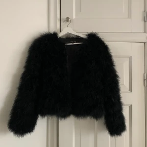 Faux fur jacka i svart - Fluffig och väldigt sparsamt använd päls jacka, kort modell som slutar vid midjan!