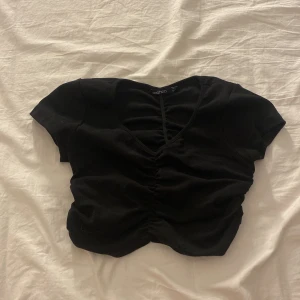 Svart kortärmad - Fint skick! 129kr+frakt. Stl. 36