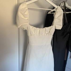 Superfin vit klänning från Zara. Passar perfekt till studenten! Storlek S