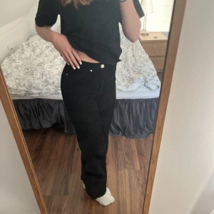 Manchester byxor - Ett par jättefina Manchester byxor som är svarta och sitter tajt. Säljer då de är för korta för mig. Passar en 34 också 