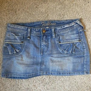 Jeanskjol  - Kort jeanskjol med coola detaljer! I mycket bra skick, som ny. Passar nog även S, kan skicka mått privat💗Diskuterar pris vid en snabb affär!