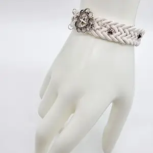 Snygt och stilfullt armband!🤍Material: silverpläterad , zinklegeringar och textil-,nikelfria.Längd 18cm+3cm.