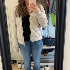 Bombar jacka  - Super fin bomberjacka. Köpt från sellpy men är från Åhléns ( gammal modell) passar super bra nu till våren (sommaren) 