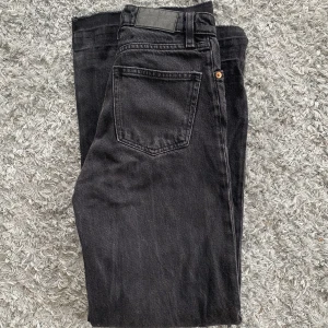 Svarta jeans - Yoko jeansen från Monki, nypris 399kr! Har sytt in ett gummiband i midjan men det är lätt att ta bort om man vill, har också sprätt upp sömmen där nere och därför säljer jag billigt💕Pris kan diskuteras! Säljer likadana blå på min sida!!