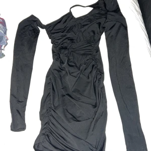 Klänning - Vågad Klänning med placerade utskärningar för en ”sexig” look. Använd 2 gånger