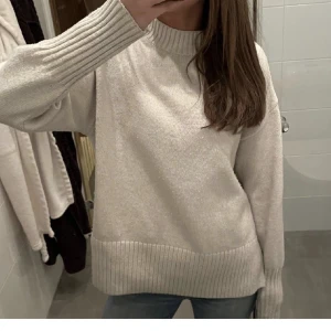 Stickad tröja - Perfekt inför sena sommarkvällar. Storlek S men passar även M❤️