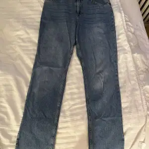 Blå jeans från Nelly i storlek 40  Helt oanvända  Ny pris 400kr Säljer på grund av för stora 😊