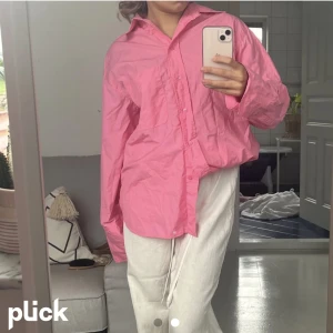 Rosa skjorta - Hej säljer en jättefin och somrig skjorta. Den är helt ny med lappen kvar. Säljer pågrund av att jag har en till lika dan. Skriv om ni har några frågor🥰 (första bilden är lånad)