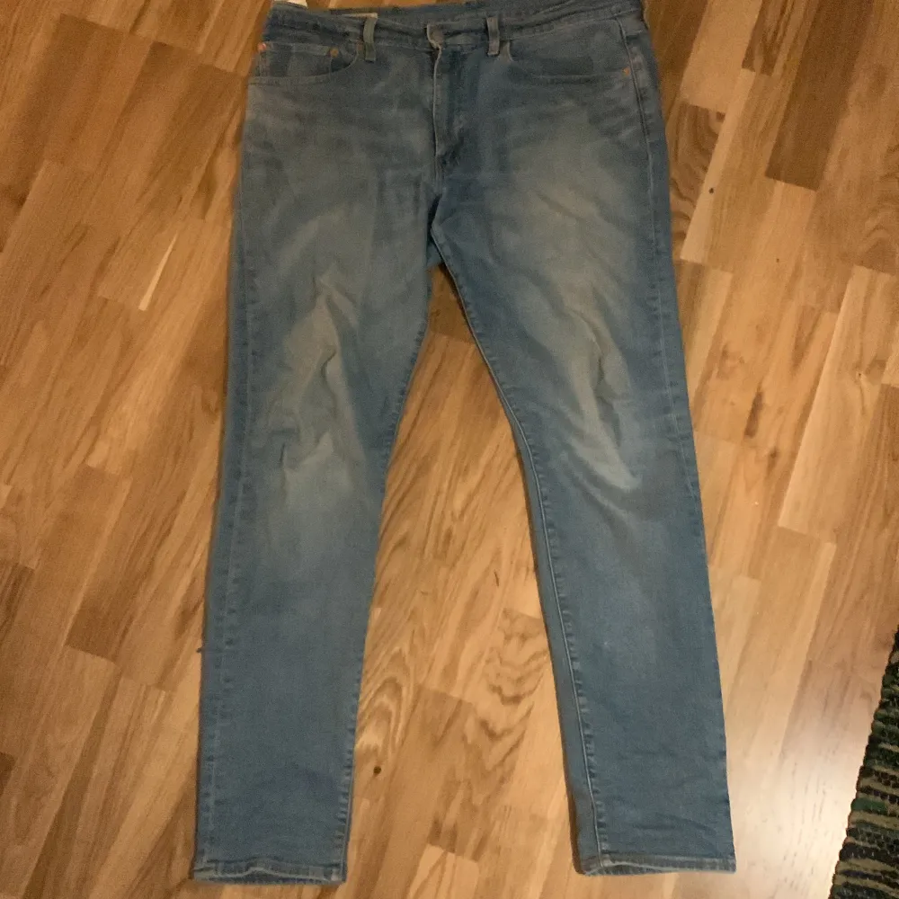 Säljer mina Levis byxor som jag haft i ungefär 1 månad. Ny pris 1000kr. Jeans & Byxor.