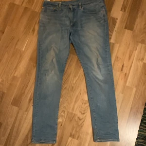 Levis 512 - Säljer mina Levis byxor som jag haft i ungefär 1 månad. Ny pris 1000kr