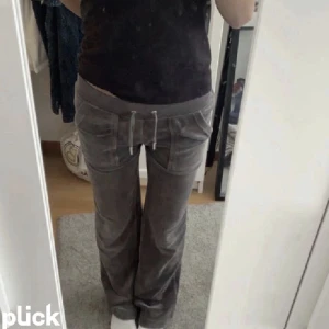 Grå Juciy Byxor - Säljer mina juciybyxor, LÅNADE BILDER skriv för egna💘 