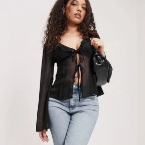 Blus - Säljer denna superfina blus från Nelly, säljer pga att den var i fel stlrk , helt oanvänd. 250 kr minst 