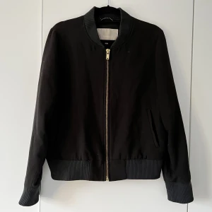 Svart bomberjacka - Superfint skick :) Svart bomberjacka  Gulddetaljer 