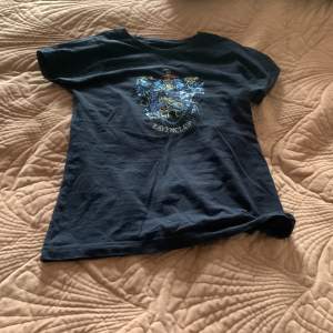 Denna ravenclaw t-shirt köpte jag för ca 3 år sen på Harry Potter museet. Den har vissa tecken på användning men är i bra skick! Föreslå gärna ett pris! 