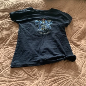T shirt - Denna ravenclaw t-shirt köpte jag för ca 3 år sen på Harry Potter museet. Den har vissa tecken på användning men är i bra skick! Föreslå gärna ett pris! 