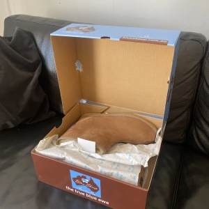 Blue sheep Ugg boots - Blue sheep Ugg boots. Storlek 9, som motsvarar storlek 40 i svenska storlekar. Dom är oanvända och ligger kvar i kartong.  100% Australian Sheepskin och fleece. 