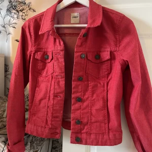Röd jeansjacka  - Storlek 34 men passar även en s, så snygg men inte min stil längre 🤎