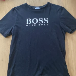Hugo Boss svart T-shirt - Använd Max 10 gånger ungefär. Köpt äkta och är i storlek small. Skicka meddelande ifall du har några funderingar.