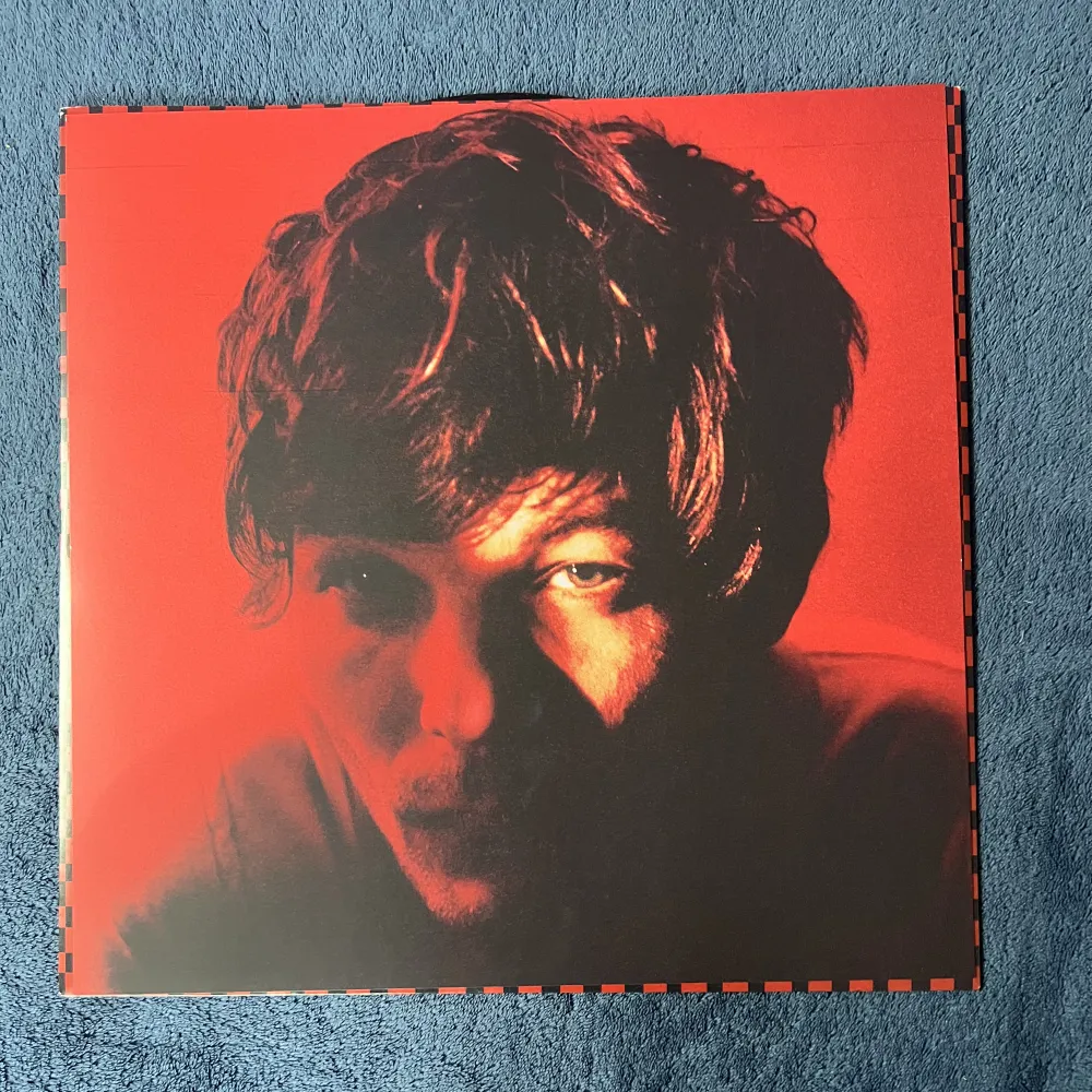 Louis tomlinson vinylskiva Köpt för 350kr, säljer för 200kr Man får med en bild på Louis . Övrigt.