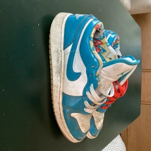 Jordan  - Tjena jag säljer mina Jordan 1 low som är ganska använda som ni ser man kan knyta åt lite så det sitter lite bättre ochså. Hör av er vid minst lilla fundering 