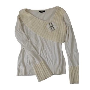 Vit tröja med detaljer  - Kontakta vid intresse <3