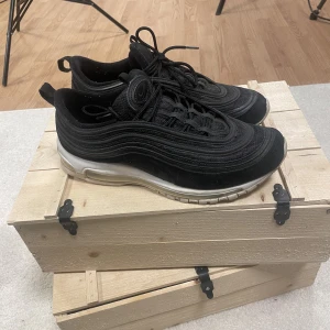 Nike Air Max 97 - Svarta Nike Air Max 97 i super fint skick!