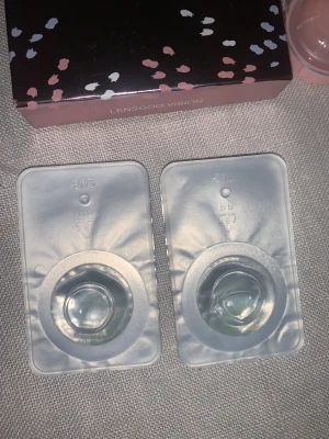 Linser nya  - Helt nya färgade linser i färgen Topaz (blå grön färg), som håller i 6 månader. De är helt oöppnade. Linsfodral medföljer. Kan hämtas eller mötas upp i Stockholm  Pris kan diskuteras vid snabb affär