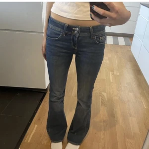 Hm lowaist💕 - Säljer dessa populära hm low waist byxor🥰 endast använda ett fåtal  gånger, nyskick!! Köpare står för frakt!  Storlek 36 men passar 34! (Lånade bilder)