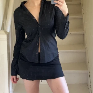 svart skjorta - Snygg fitted svart skjorta från HM! Snygg till vardags eller utgång ❤️!!!