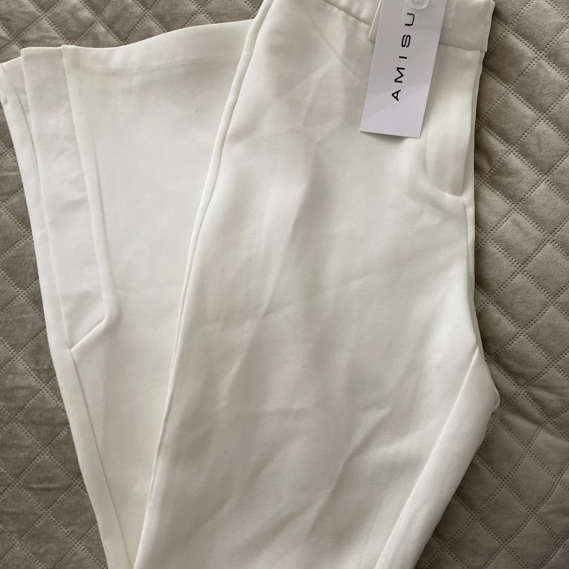 Vita kostymbyxor