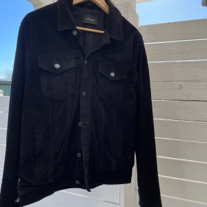 Samsoe Overshirt  - Säljer min riktigt snygga Samsoe Samsoe overshirt som är perfekt för vårväder och sena sommarkvällar, den är svart i materialet mocka. Köpte den för över 2000kr men vill få den såld så jag har suttit ett bra pris på den ! 