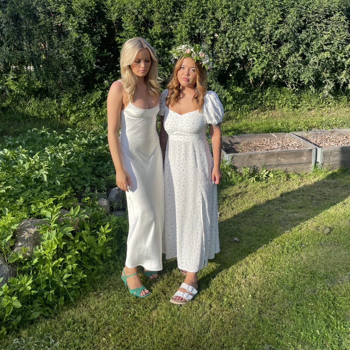 Vit satin klänning - 91