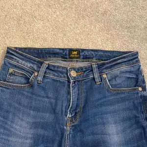 Säljer ett par skit snygga, lågmidjade och väldigt trendiga lee jeans! Stl W29 L31. Säljer enbart för att de inte kommit till någon användning då de är förstora för mig💞