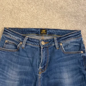 Lee jeans  - Säljer ett par skit snygga, lågmidjade och väldigt trendiga lee jeans! Stl W29 L31. Säljer enbart för att de inte kommit till någon användning då de är förstora för mig💞