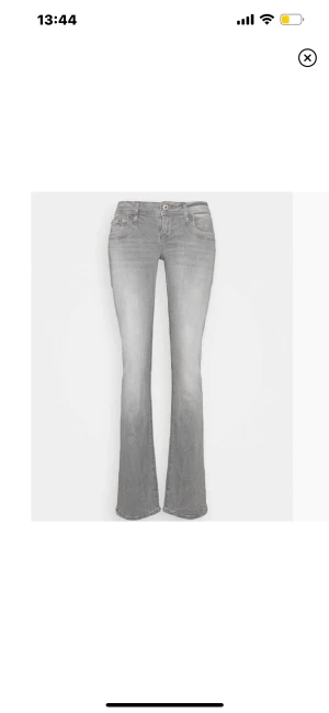 Ltb jeans - Säljer mina sjukr fina ltb jeans! Köpa i somras men det finns inga alls täcken på användning! Helt slutsålda nästan i alla storlekar! Sjukr sköna och fina! Men säljer pga inte kommer till användning! Storlek 30/32 men sitter som 28-29/32❤️ Lågmidjade!!!