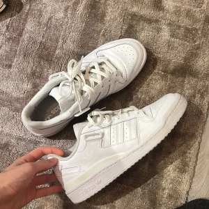Adidas Forum Low säljes - Fina adidas forum low skor i vitt säljes då jag ej använder dem. Fina skor i nyskick. Perfekta inför sommaren. Priset är exklusive frakt. 