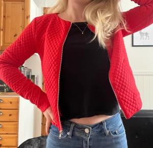 Röd jacka  - Röd jacka från H&M, sparsamt använd. Storlek small 50kr