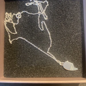 Egengjordt halsband i äkta silver  - Superfint Egengjordt halsband i äkta silver som inte rostar!❤️eftersom att de är äkta silver blir det lite dyrare! Dena ligger på 199kr❤️plus frakt som ligger på 20kr