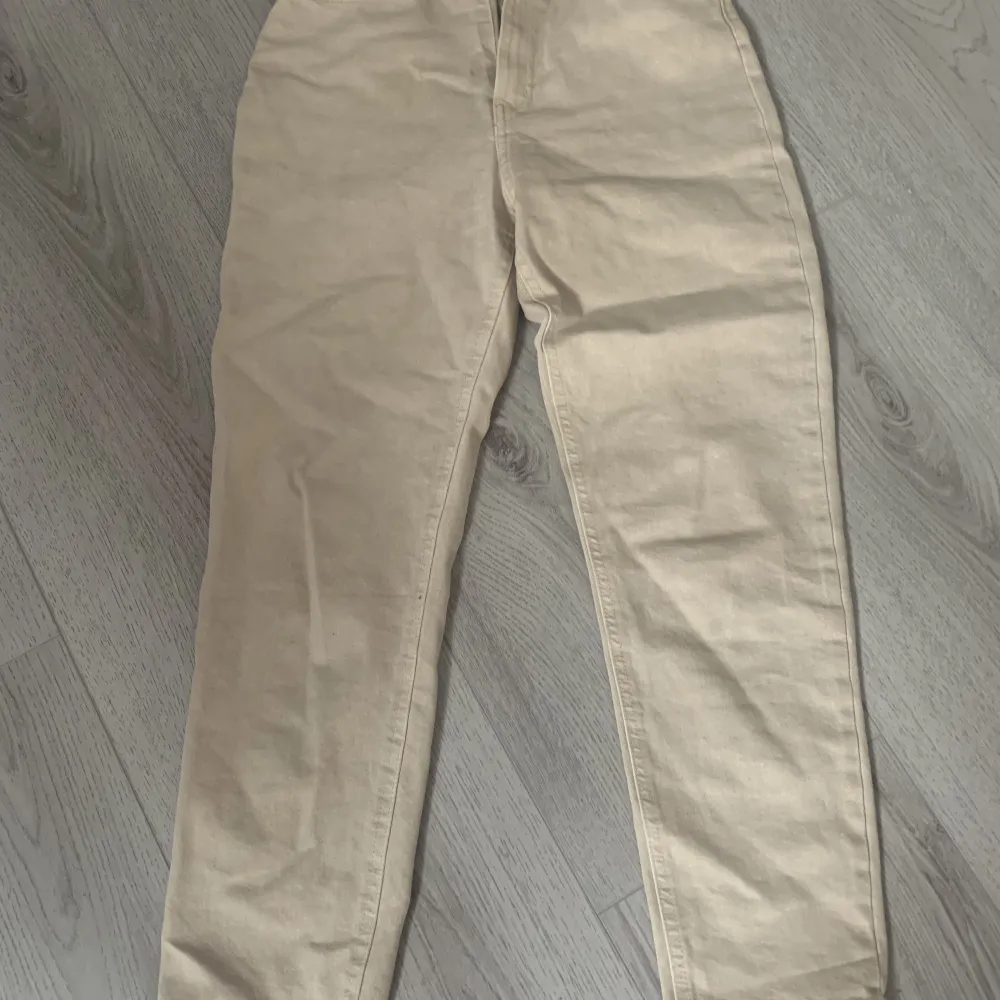 Jättefina beiga jeans från hm  Endast provade aldrig använda! Strl 38 men känns mer som strl 36! . Jeans & Byxor.