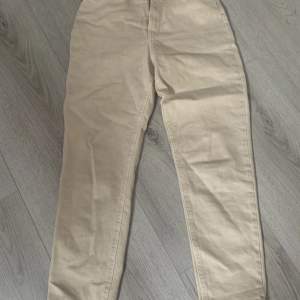 Jättefina beiga jeans från hm  Endast provade aldrig använda! Strl 38 men känns mer som strl 36! 