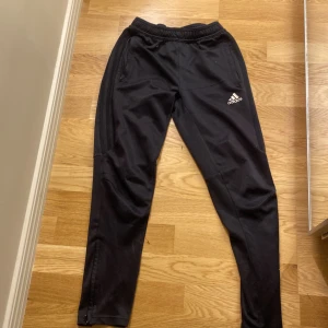 Adidas byxor - SUPER sköna adidas byxor som jag tyvär har vuxit ur😔. Dom var helt o hållet mina favorit byxor! Jag hade dom varje dag. Dock lite slitna så jag sänker priserna mer