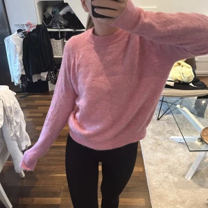 Rosa stickad - En jätte fin rosa stickad tröja! Är mer rosa i verkligheten 🫶🏼