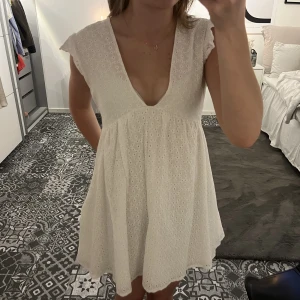 vit klänning  - jättefin klänning till sommaren eller studenten. använd endast en gång 