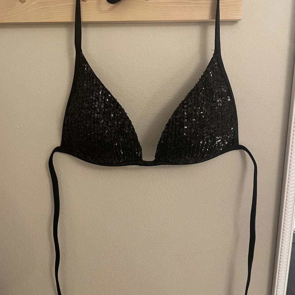 Säljer min helt oanvända bikiniöverdel från Calzedonia. Den är svart med glitter på, jättefin och superfin. Köparen står för frakt🌟. Övrigt.