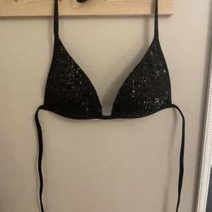 Bikiniöverdel - Säljer min helt oanvända bikiniöverdel från Calzedonia. Den är svart med glitter på, jättefin och superfin. Köparen står för frakt🌟