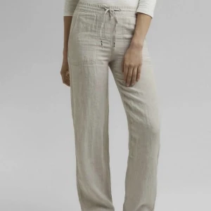 Linnebyxor - Säljer mina jättefina beiga linnebyxor från esprit. Sparsamt använda och bra kvalite💗köparen står för frakten 